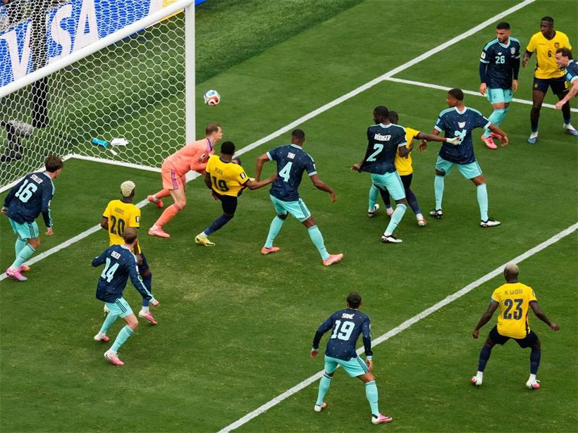 Gonzalo Plata (M, Ecuador) trifft zum 2:1 gegen Deutschland