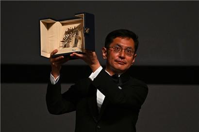 Goro Miyazaki, der Sohn des Studio-Ghibli-Gründers Hayao Miyazaki und ebenfalls Regisseur, nahm die Ehrenpalme an

