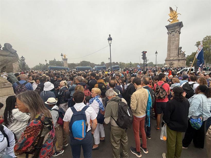 Riesige Menschenmenge wartet auf Papst in Paris Gottesdienst-Besucher warten bei der Alexandre III Brücke auf Papst Leo XIV. bei dessen Frankreich-Besuch