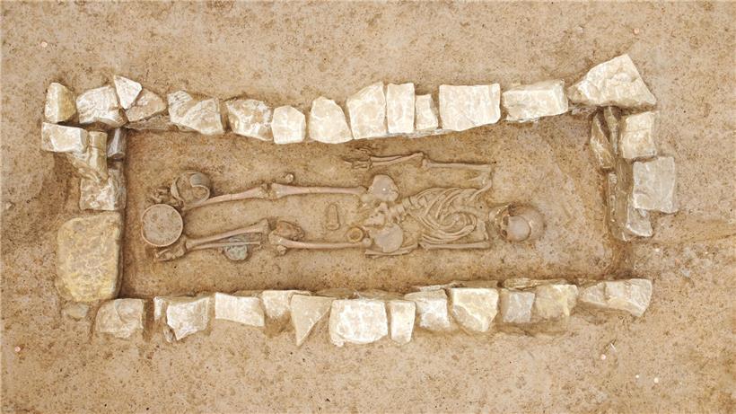 Merowingerzeitliches Grab mit antiken Schmuckstücken und Holzsarg, archäologische Fundstätte in Deutschland