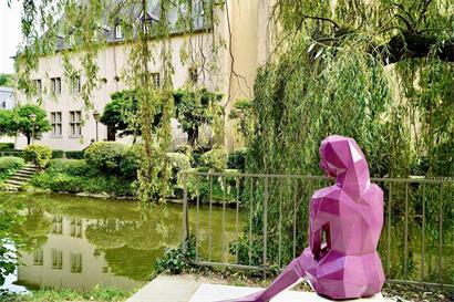 Grâce à l‘artiste Serge Ecker, Mélusine repose encore aujourd‘hui sous les frondaisons d‘un saule pleureur, veillant sur les eaux paisibles de l‘Alzette