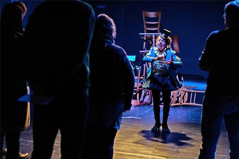 Grâce à son talent de conteuse et à la dimension caméléonesque de son art théâtral, Isabelle Bonillo, avec une extraordinaire densité, fait plonger son public dans les destins croisés de figures hugoliennes qui sont autant de types humains éternels, entrés dans le panthéon de nos cultures et de nos imaginations
