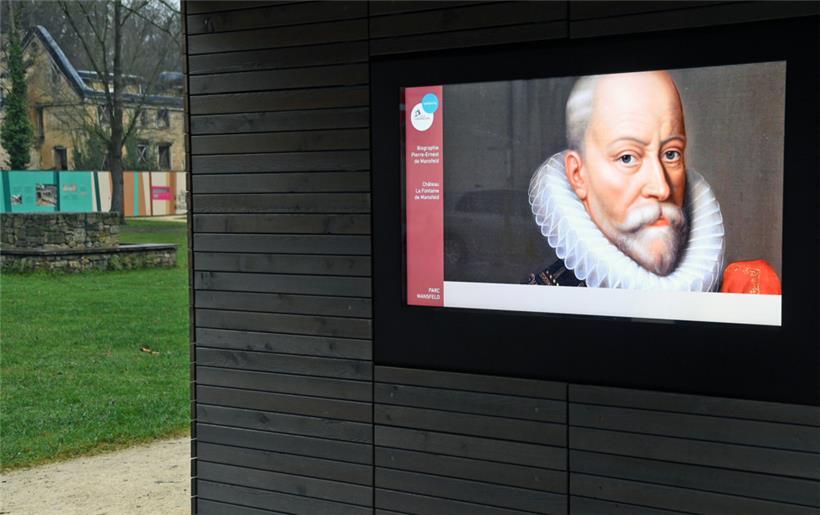 Graf Ernst Peter Mansfeld empfängt die Besucher am Eingang des Parks und erklärt...