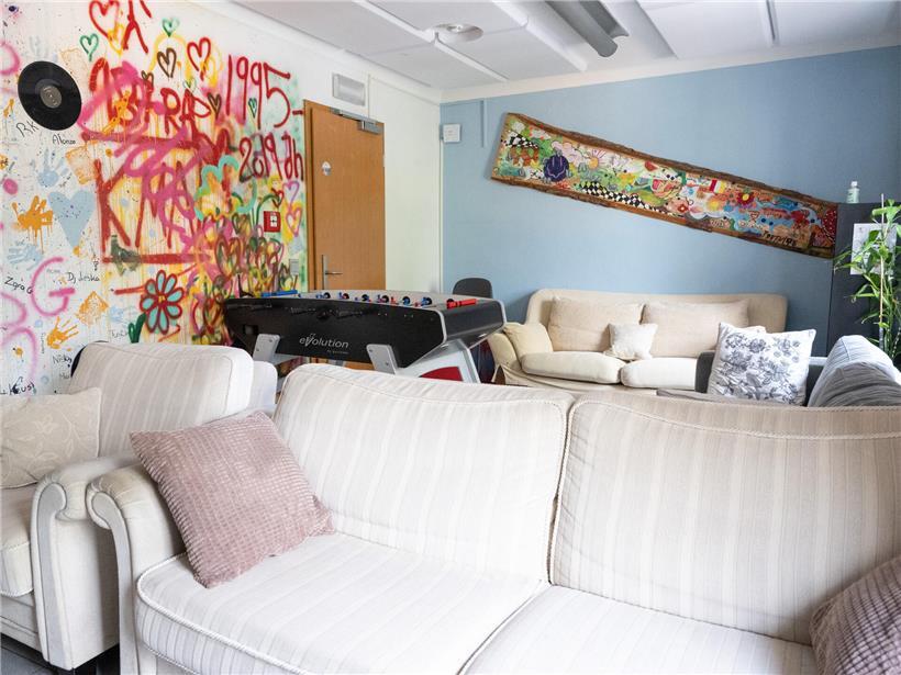 Graffiti an Wänden im Jugendhaus zeigen bunte Streetart und urbanen Jugendkulturbereich