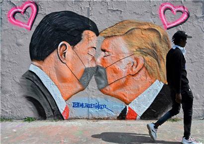 Graffiti in Berlin: Die beiden abgebildeten Staatenlenker haben sich in der Corona-Krise beide nicht mit Ruhm bekleckert 
