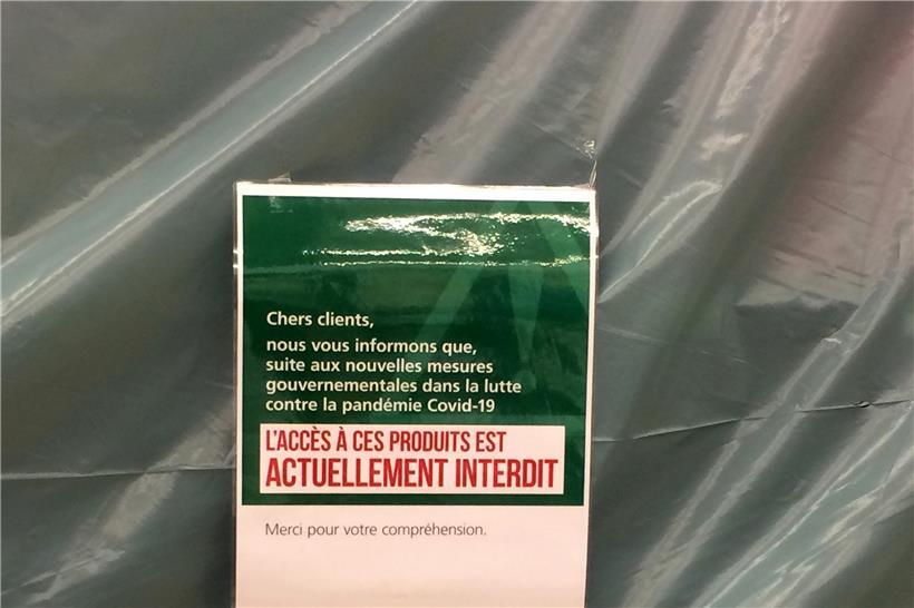 Graue Plastikplanen säumen ganze Gänge in den Supermärkten. Nur die Hinweisschilder bringen etwas Farbe ins Spiel.
