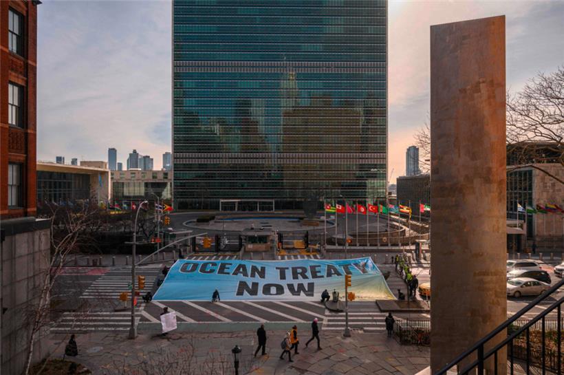 Greenpeace-Aktivisten zeigen ein Transparent vor dem Sitz der Vereinten Nationen während der laufenden Verhandlungen über ein Abkommen zum Schutz der Hochsee
