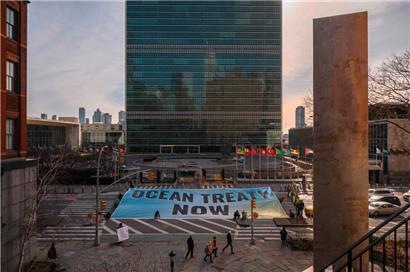 Greenpeace-Aktivisten zeigen ein Transparent vor dem Sitz der Vereinten Nationen während der laufenden Verhandlungen über ein Abkommen zum Schutz der Hochsee
