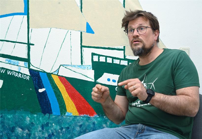 Greenpeace-Luxembourg-Direktor Xavier Turquin vor einer gemalten Version der „Rainbow Warrior“, die 1985 von einer französischen Militäreinheit in Neuseeland versenkt wurde
