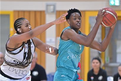 Gréngewald-Profi Alexus Johnson (in Grün) drückt der Liga derzeit ihren Stempel auf
