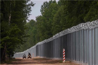 Grenzsoldaten patrouillieren auf Quads entlang der Grenzmauer an der polnisch-weißrussischen Grenze
