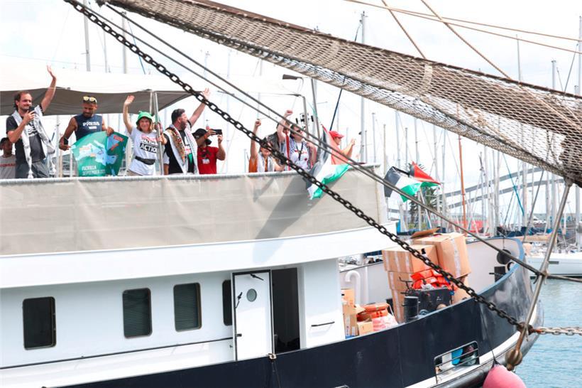 Greta Thunberg (3.v.l.) ist am 31. August von Barcelona aus mit einer Flotte nach Gaza aufgebrochen
