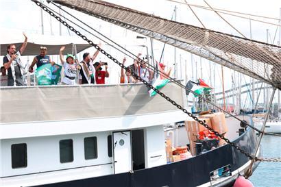 Greta Thunberg (3.v.l.) ist am 31. August von Barcelona aus mit einer Flotte nach Gaza aufgebrochen
