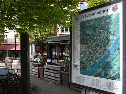 Grevemacher Geschäft mit gewohnten Öffnungszeiten, Schild an der Eingangstür, Kundenservice und Ladenbetrieb sichtbar