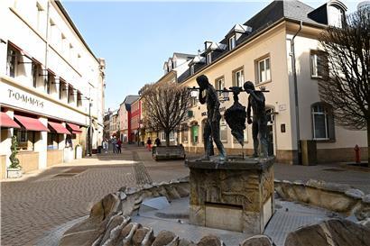 Grevenmachers Fußgängerzone mit Geschäften und Bistros
