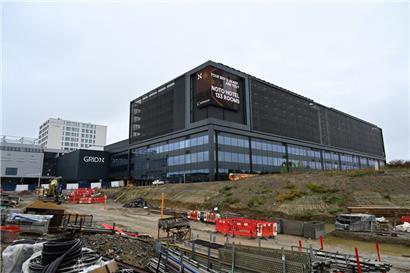 GridX lockt mit großen Werbebildschirmen
