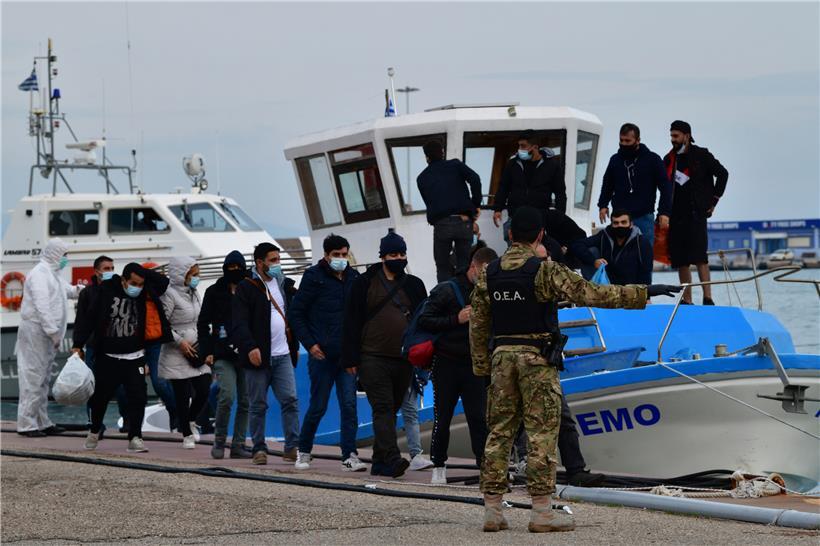 Griechenland, Katakolo: Migranten verlassen ein Schiff nach einer Operation der griechischen Küstenwache im Hafen von Katakolo. 
