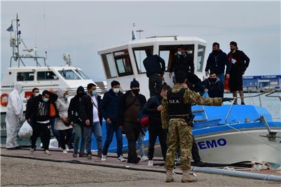 Griechenland, Katakolo: Migranten verlassen ein Schiff nach einer Operation der griechischen Küstenwache im Hafen von Katakolo. 
