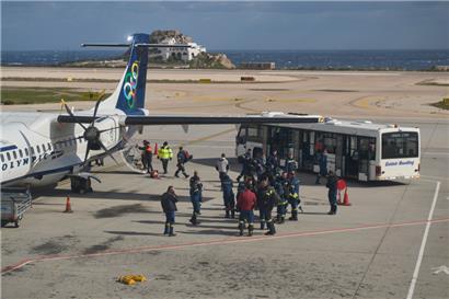 Griechenland, Santorin: Rettungskräfte der Feuerwehr kommen am Flughafen der von Erdbeben getroffenen Insel an. 
