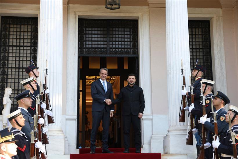 Griechenlands Premierminister Kyriakos Mitsotakis (l.) begrüßt den ukrainischen Präsidenten Wolodymyr Selenskyj vor ihrem Treffen in der Maximos-Villa
