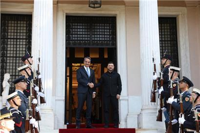 Griechenlands Premierminister Kyriakos Mitsotakis (l.) begrüßt den ukrainischen Präsidenten Wolodymyr Selenskyj vor ihrem Treffen in der Maximos-Villa
