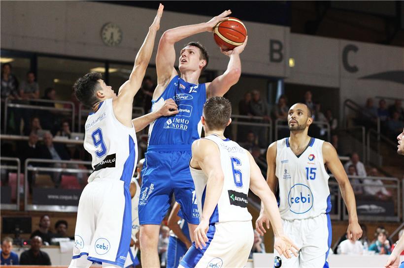 Griffin Kinney (in Blau) und Ettelbrück können den Pokal am 14. März im Endspiel gegen die Musel Pikes verteidigen
