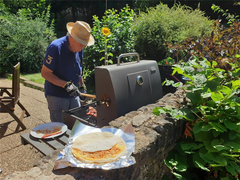 Grillen im eigenen Garten kann (fast) so schön sein wie ein Urlaub in weiter Ferne
