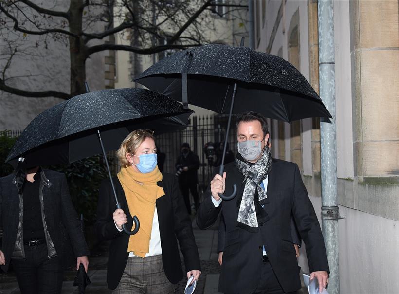 Grippewetter und neue Maßnahmen gegen Covid: Gesundheitsministerin Paulette Lenert und Staatsminister Xavier Bettel auf dem Weg zur Verkündung der Einschränkungen 
