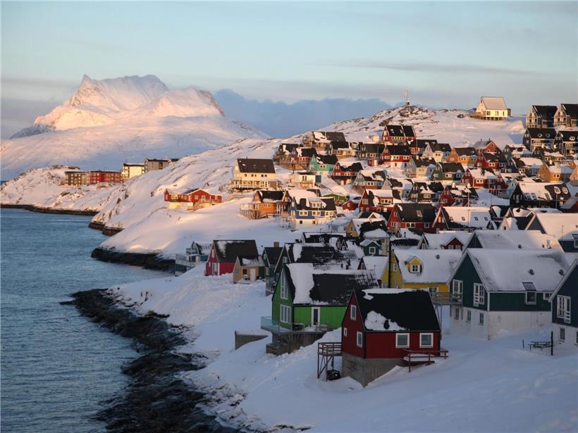 Sonnenuntergang über der Hafenstadt Nuuk in Grönland mit bunten Häusern und klarer Abendstimmung