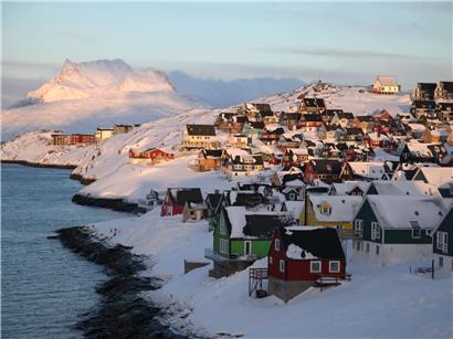 Sonnenuntergang über der Hafenstadt Nuuk in Grönland mit bunten Häusern und klarer Abendstimmung