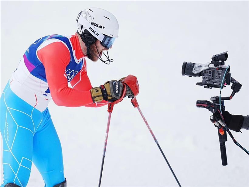 Jubelnde Menschenmenge nach spannendem zweiten Durchgang bei Sportveranstaltung