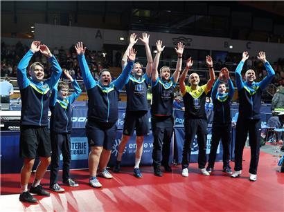 Jubelnde Hostert/Folschette Spieler feiern ihren großen Pokalsieg voller Freude und Teamgeist