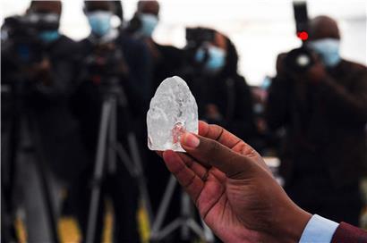 Groß wie ein Hühnerei: der neue Diamant aus Botsuana bei seiner Pressekonferenz
