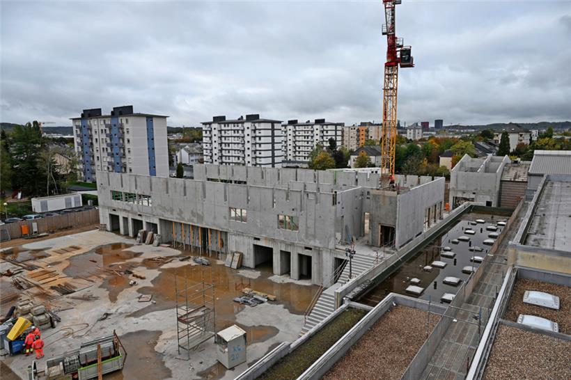 Großbaustelle: Der Mitteltrakt zwischen den beiden neuen Sporthallen nimmt so langsam Form an. Hier wird das Material untergebracht und im ersten Geschoss werden die Escher Kampfsportvereine ihre neue Heimat finden. 
