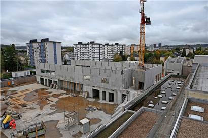 Großbaustelle: Der Mitteltrakt zwischen den beiden neuen Sporthallen nimmt so langsam Form an. Hier wird das Material untergebracht und im ersten Geschoss werden die Escher Kampfsportvereine ihre neue Heimat finden. 
