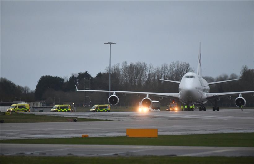 Großbritannien, Brize Norton: Eine Ambulanzflotte wartet vor dem Flugzeug, das Rückkehrer aus der schwer vom Coronavirus betroffenen chinesischen Millionenstadt Wuhan zurückbringt. An Bord dieses Flugzeugs kam auch der Luxemburger nach Europa.

