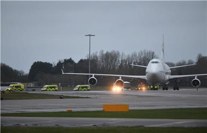 Großbritannien, Brize Norton: Eine Ambulanzflotte wartet vor dem Flugzeug, das Rückkehrer aus der schwer vom Coronavirus betroffenen chinesischen Millionenstadt Wuhan zurückbringt. An Bord dieses Flugzeugs kam auch der Luxemburger nach Europa.
