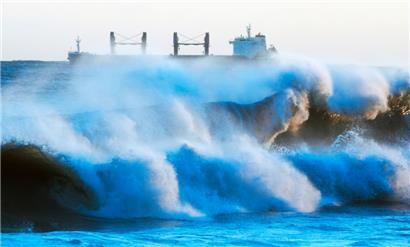 Großbritannien: Riesige Wellen schlagen gegen die Küste von Whitley Bay in North Tyneside
