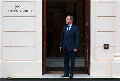 Großbritanniens Außenminister David Cameron wartet vor der Tür des Foreign and Commonwealth Office auf einen Gast. Gegenüber Israel ändert sein Ministerium nun die Tonlage und fordert einen Waffenstillstand.
