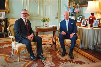Großbritanniens König Charles III. trifft den neuen britischen Premierminister Keir Starmer am Freitag während einer Audienz im Buckingham Palace in London
