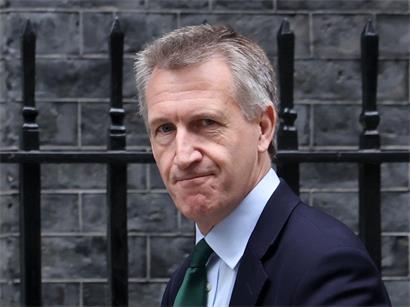 Daniel Jarvis, Großbritanniens neuer Verteidigungsminister, in formeller Kleidung vor britischer Flagge