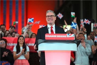 Großbritanniens zukünftiger Premier Keir Starmer hält am frühen Morgen des 5. Juli 2024 eine Rede während einer Siegeskundgebung in der Tate Modern in London. Die britische Labour-Partei hat die Parlamentswahlen gewonnen.
