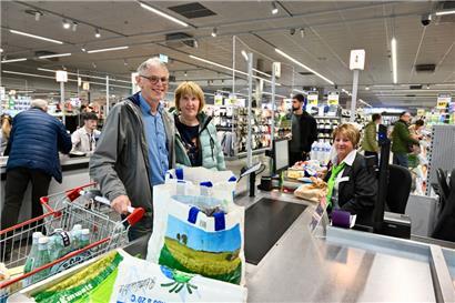 Große Eröffnung: Die ersten Kunden strömen am Mittwoch in den neuen Cactus in Lallingen
