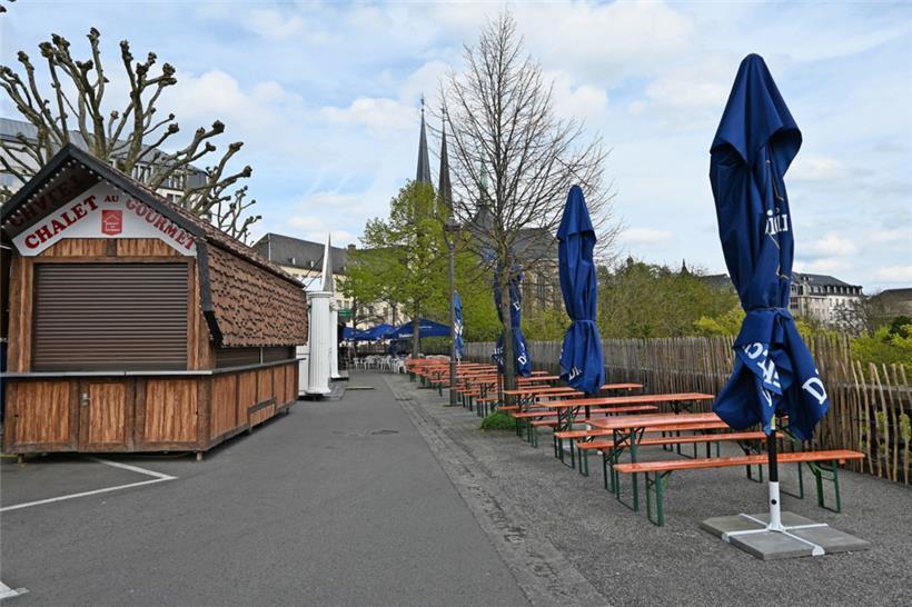 Große Festzelte gibt es auch 2023 auf dem traditionellen Markt nicht. Stattdessen können sich die Gäste gebackenen Fisch und Co. mit Blick auf das Petrusstal schmecken lassen.
