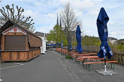 Große Festzelte gibt es auch 2023 auf dem traditionellen Markt nicht. Stattdessen können sich die Gäste gebackenen Fisch und Co. mit Blick auf das Petrusstal schmecken lassen.
