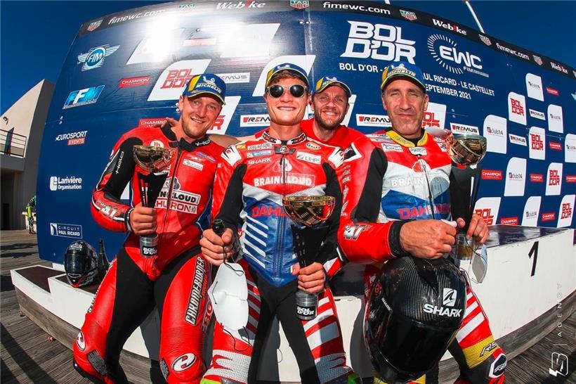 Große Freude bei Chris Leesch (Mitte) und seinen Teamkollegen vom Team RAC41 Chromeburner
