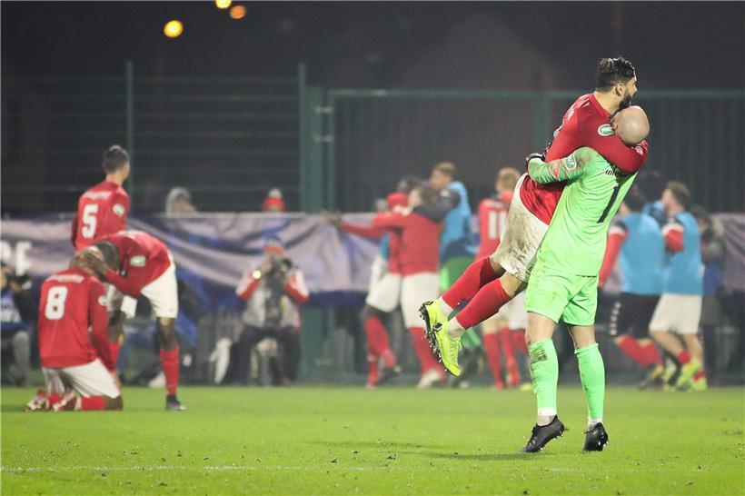 Große Freude bei den Spielern des FC Rouen: Der Viertligist schlägt den FC Metz mit 3:0 
