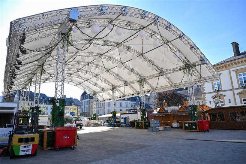 Große Gastronomiezelte wird es auf dem Rathausplatz in der Hauptstadt in diesem Jahr nicht geben, stattdessen wurde ein großes Überdach installiert
