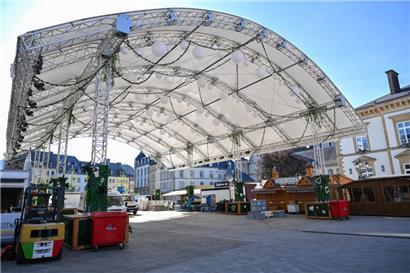 Große Gastronomiezelte wird es auf dem Rathausplatz in der Hauptstadt in diesem Jahr nicht geben, stattdessen wurde ein großes Überdach installiert
