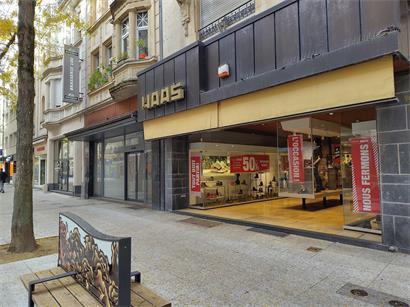 Große Schilder kündigen die bevorstehende Schließung von Chaussures Haas in der rue de l’Alzette an